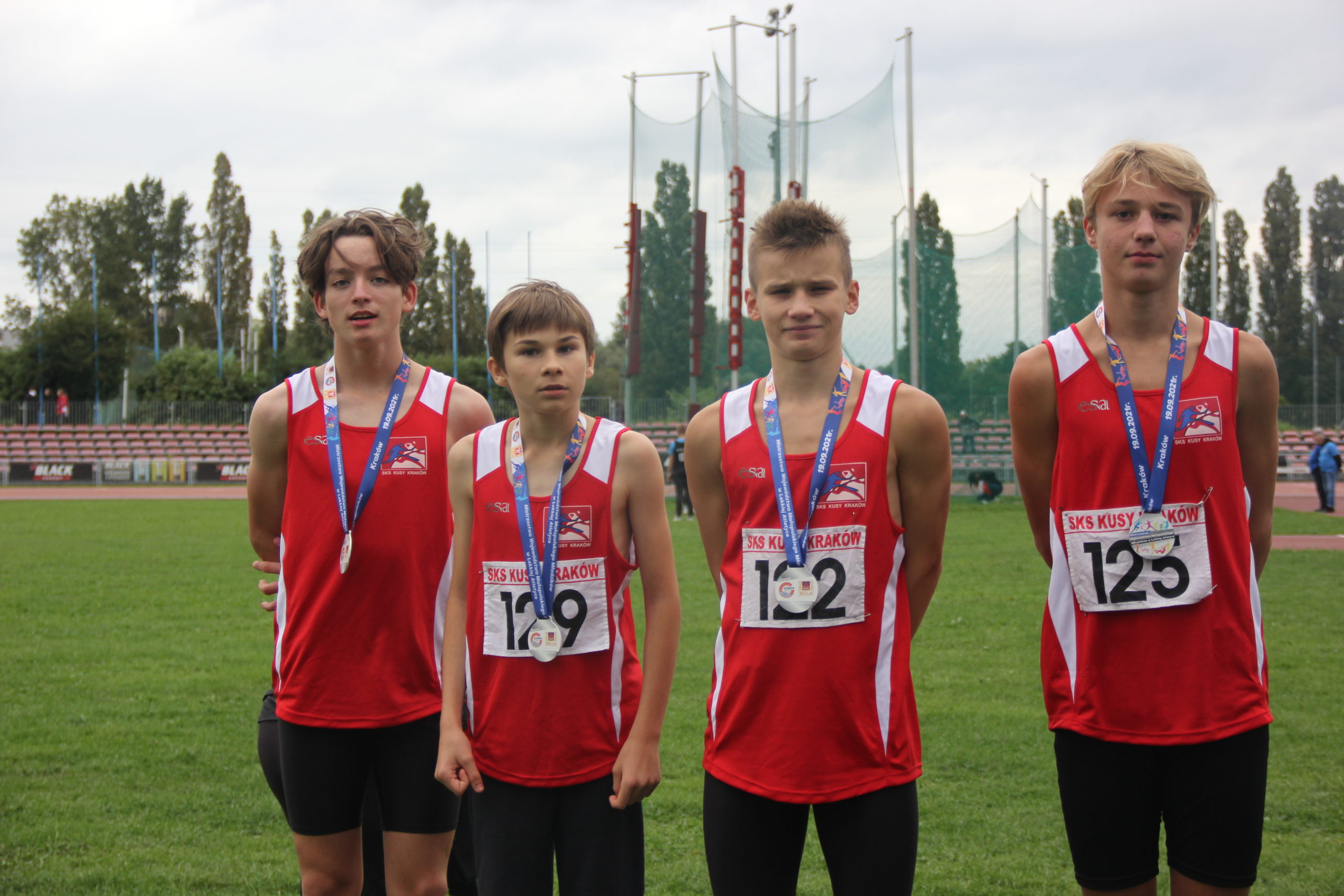 Zdjęcie zawodników z medalami.